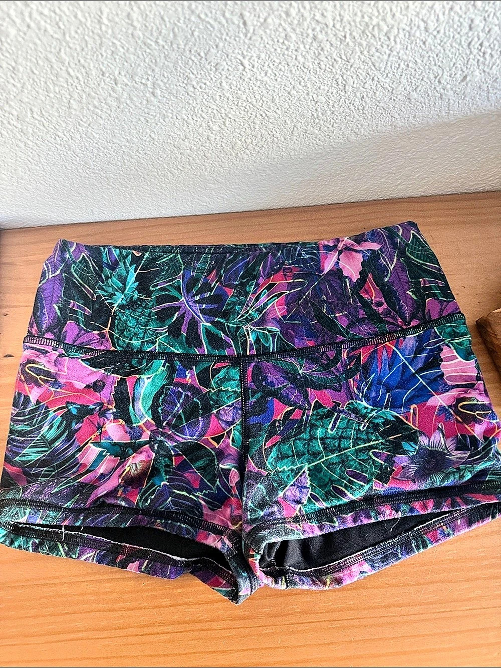 FLEO Original Women's Floral Athletic Shorts Size Medium Like New